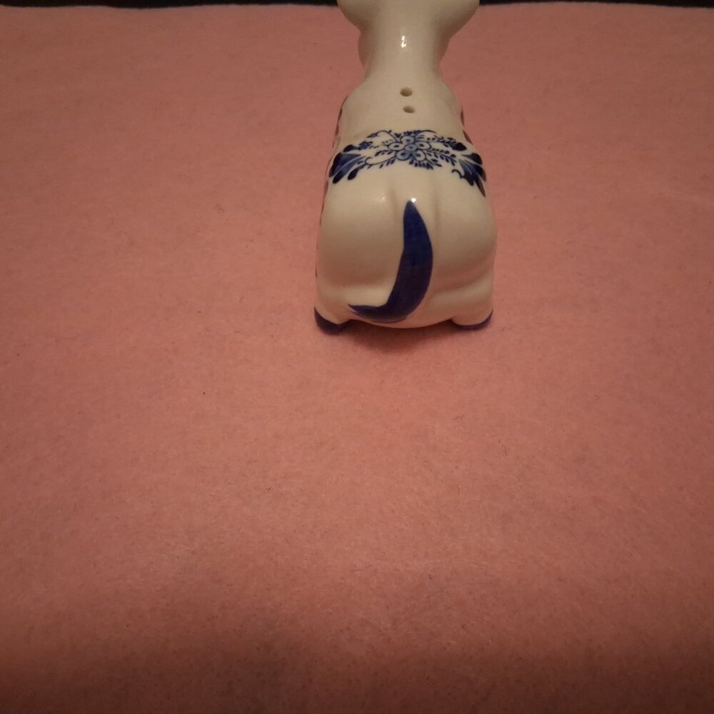 Vintage Delft Blue Hand-Painted Porcelain Cow Salt or Pepper Shaker - Picture 7 of 8